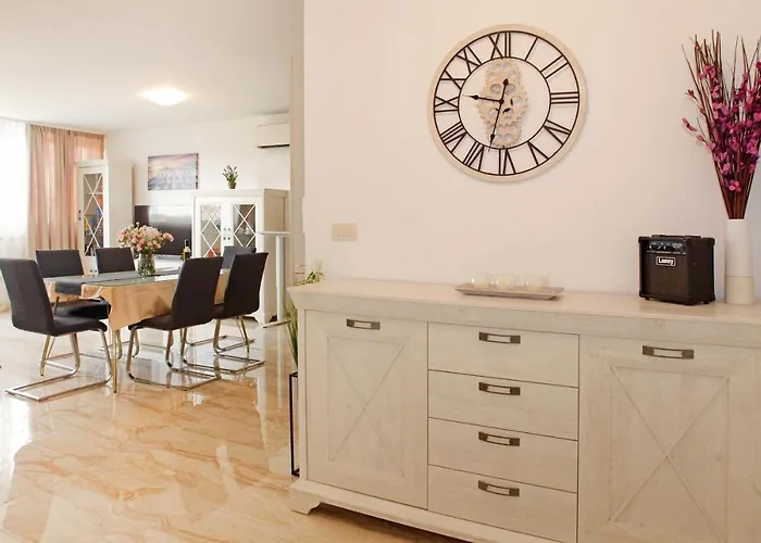 Modern 2-bed Apt, Late Check In Available