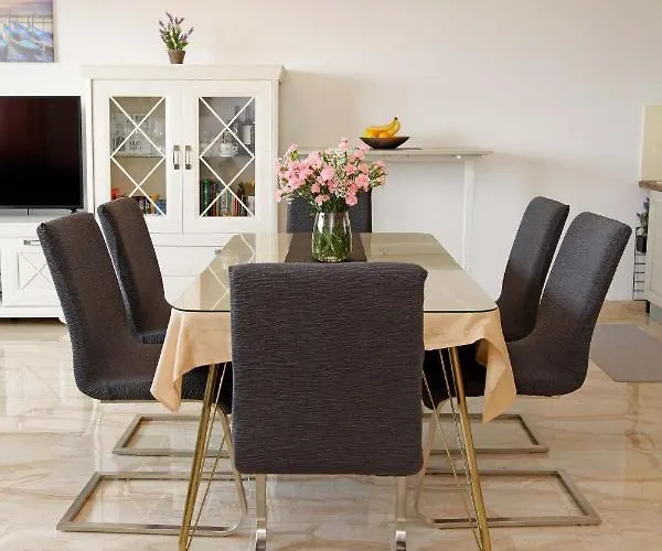 Modern 2-bed Apt, Late Check In Available アパート *