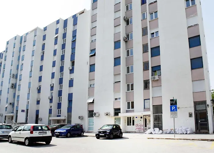 Modern 2-bed Apt, Late Check In Available * スプリト