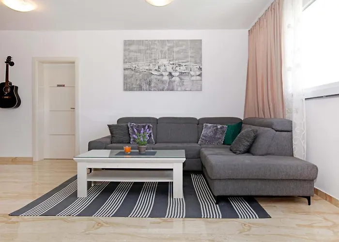 Modern 2-bed Apt, Late Check In Available * スプリト