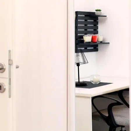 Modern 2-bed Apt, Late Check In Available Split