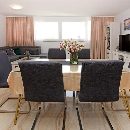 Апартаменты Modern 2-bed Apt, Late Check In Available