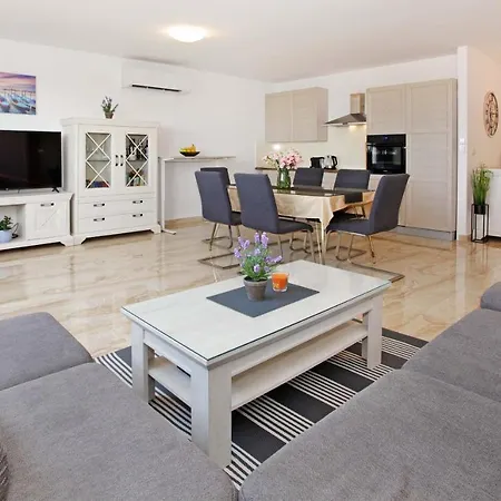 Modern 2-bed Apt, Late Check In Available *