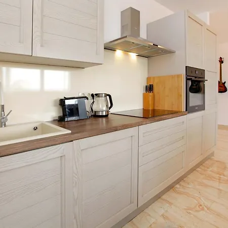 Modern 2-bed Apt, Late Check In Available *