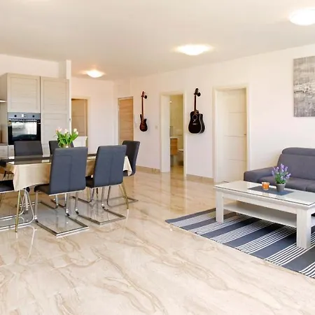 Modern 2-bed Apt, Late Check In Available Split