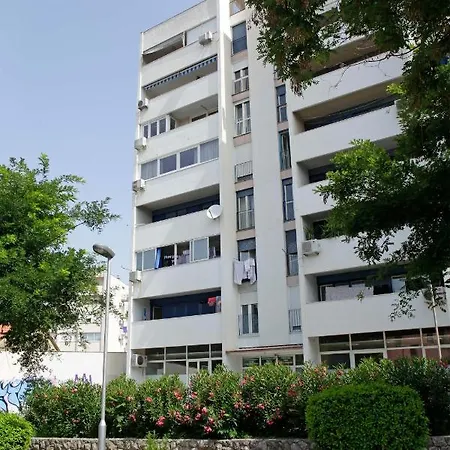 Апартаменты Modern 2-bed Apt, Late Check In Available Сплит