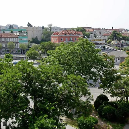 Appartement Modern 2-bed Apt, Late Check In Available